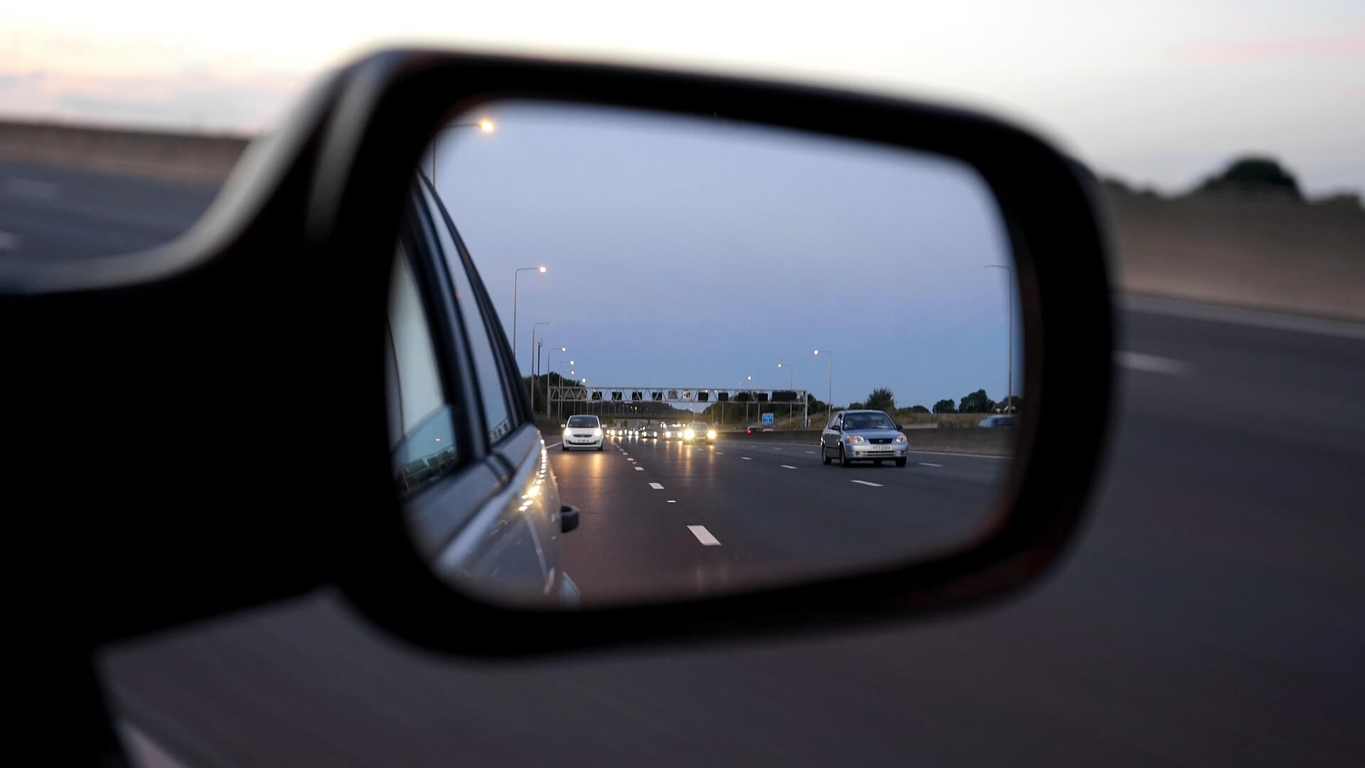 Bei einer gemeinsamen Fahrzeugnutzung müssen die Seitenspiegel immer wieder angepasst werden.